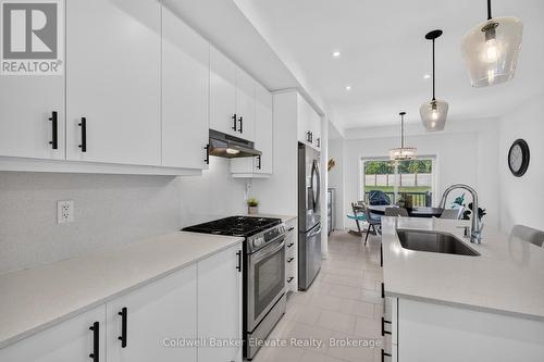 76 Windtree Way, Halton Hills, ON - Indoor Photo Showing Kitchen With Upgraded Kitchen