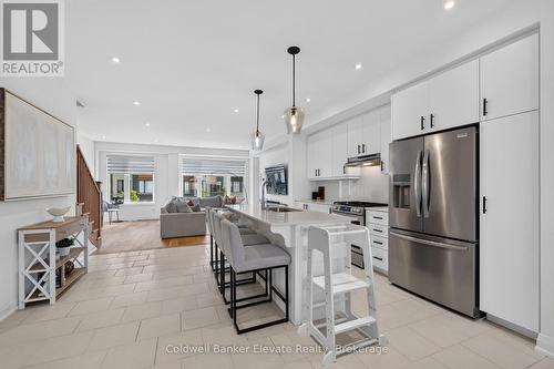 76 Windtree Way, Halton Hills, ON - Indoor Photo Showing Kitchen With Stainless Steel Kitchen With Upgraded Kitchen