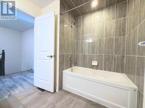 35 Sparkle Drive, Thorold, ON - Indoor Photo Showing Bathroom