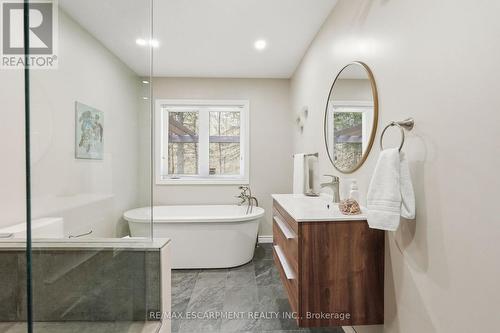 19 Concession 5 E, Hamilton, ON - Indoor Photo Showing Bathroom