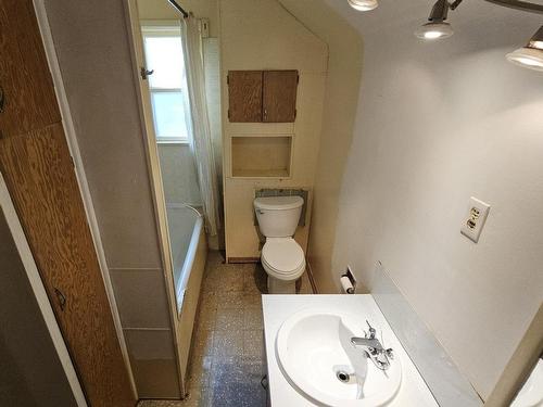 320 Dease Street, Thunder Bay, ON - Indoor Photo Showing Bathroom
