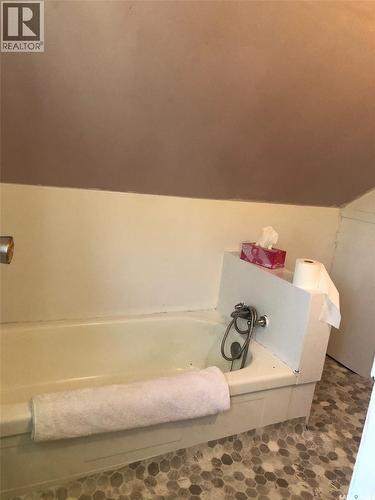 322 5Th Avenue E, Canora, SK - Indoor Photo Showing Bathroom