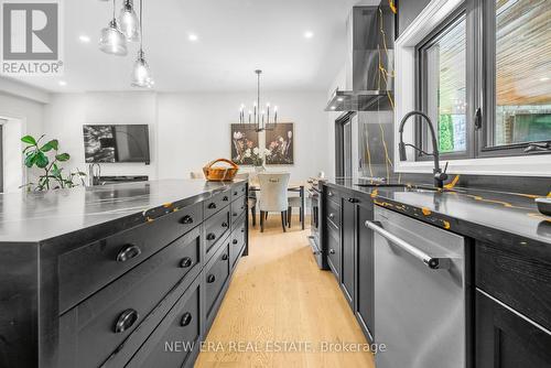 261 Pinetree Way, Mississauga, ON - Indoor Photo Showing Kitchen With Upgraded Kitchen