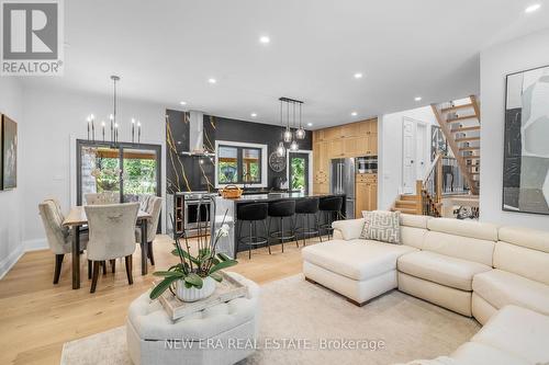 261 Pinetree Way, Mississauga, ON - Indoor Photo Showing Living Room