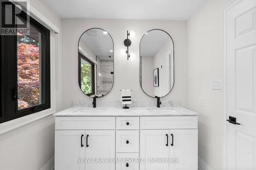 261 Pinetree Way, Mississauga, ON - Indoor Photo Showing Bathroom