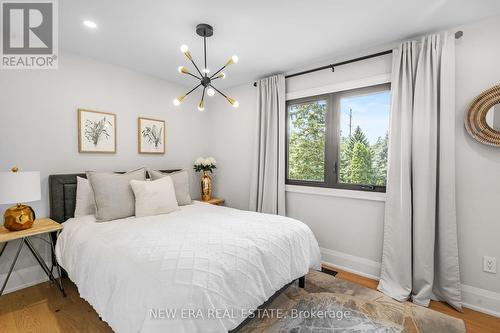 261 Pinetree Way, Mississauga, ON - Indoor Photo Showing Bedroom