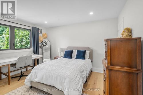 261 Pinetree Way, Mississauga, ON - Indoor Photo Showing Bedroom