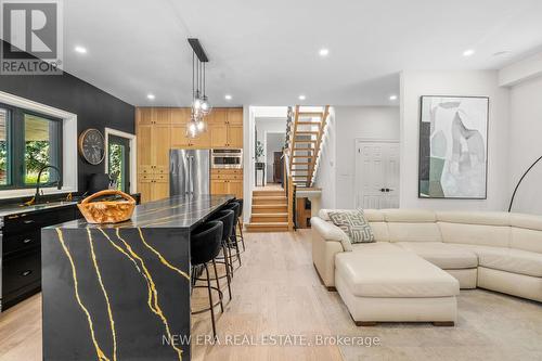 261 Pinetree Way, Mississauga, ON - Indoor Photo Showing Living Room