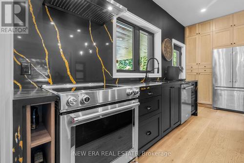 261 Pinetree Way, Mississauga, ON - Indoor Photo Showing Kitchen
