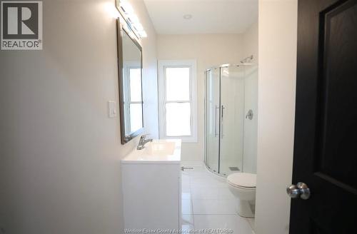 859 Pierre, Windsor, ON - Indoor Photo Showing Bathroom