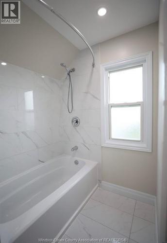 859 Pierre, Windsor, ON - Indoor Photo Showing Bathroom