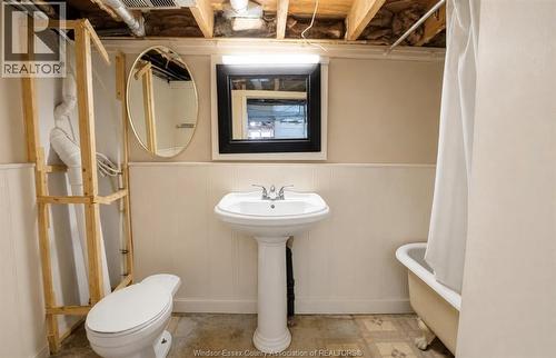 859 Pierre, Windsor, ON - Indoor Photo Showing Bathroom