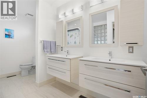 34 Leslie Place, Regina, SK - Indoor Photo Showing Bathroom