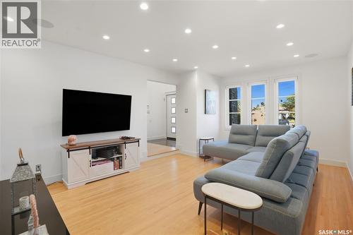 34 Leslie Place, Regina, SK - Indoor Photo Showing Living Room