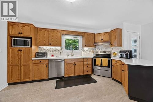 5700 Blackwell Sideroad Unit# 367, Sarnia, ON - Indoor Photo Showing Kitchen
