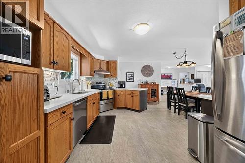 5700 Blackwell Sideroad Unit# 367, Sarnia, ON - Indoor Photo Showing Kitchen
