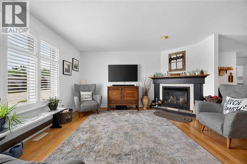 5700 Blackwell Sideroad Unit# 367, Sarnia, ON - Indoor Photo Showing Living Room With Fireplace