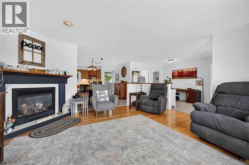 5700 Blackwell Sideroad Unit# 367, Sarnia, ON - Indoor Photo Showing Living Room With Fireplace