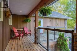 Front porch with balcony and access to the garage - 