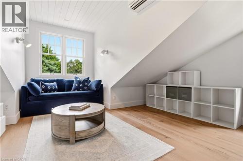 330 Camelot Court, Burlington, ON - Indoor Photo Showing Living Room