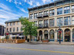 350  - 698 Rue Notre-Dame E.  Montréal (Ville-Marie), QC H2Y 1C7