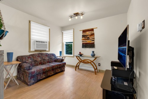 Salle familiale - 4 Ch. Raymond, Mille-Isles, QC - Indoor