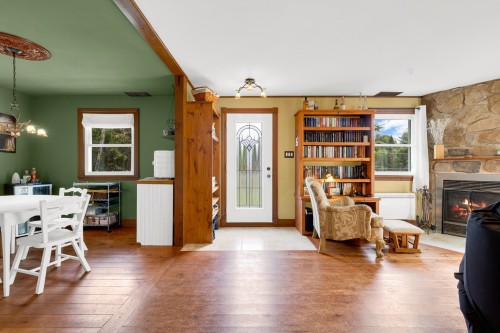 Hall d'entrée/Vestibule - 4 Ch. Raymond, Mille-Isles, QC - Indoor Photo Showing Living Room With Fireplace