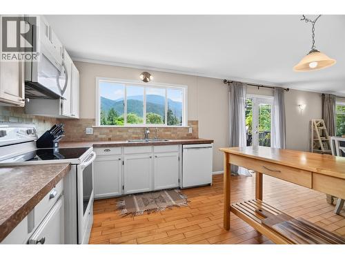 2149 Annable Road, Nelson, BC - Indoor Photo Showing Kitchen
