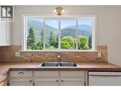 2149 Annable Road, Nelson, BC - Indoor Photo Showing Kitchen With Double Sink