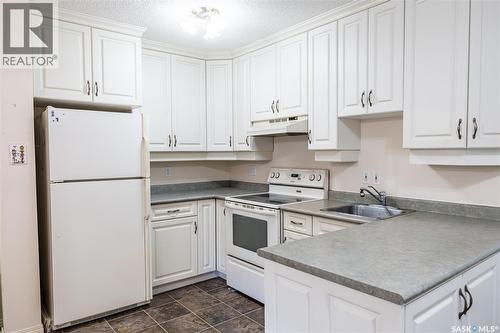 2808 Clarence Avenue S, Saskatoon, SK - Indoor Photo Showing Kitchen