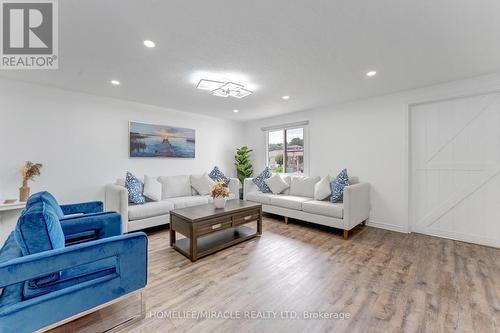 76 Frobisher Court, Cambridge, ON - Indoor Photo Showing Living Room