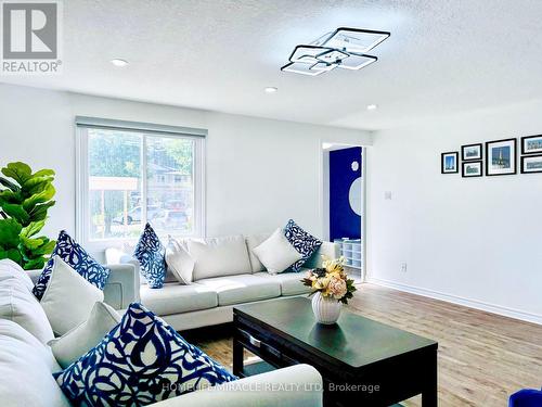76 Frobisher Court, Cambridge, ON - Indoor Photo Showing Living Room