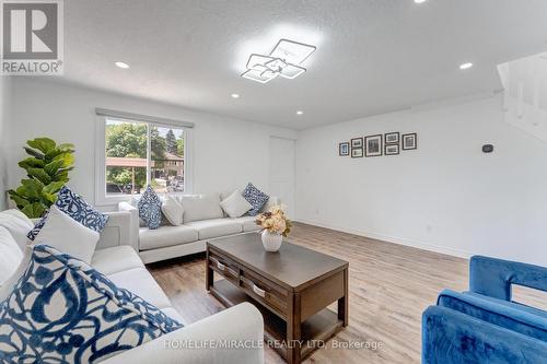 76 Frobisher Court, Cambridge, ON - Indoor Photo Showing Living Room