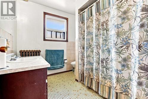 1819 Main Street E, Hamilton, ON - Indoor Photo Showing Bathroom