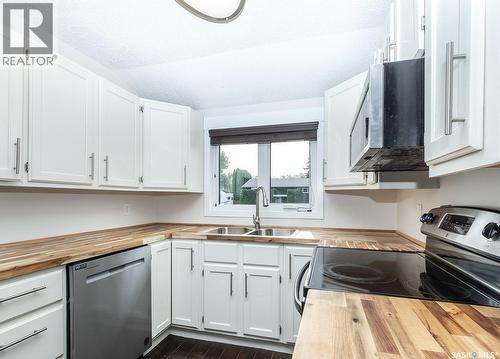 350 Guelph Crescent, Saskatoon, SK - Indoor Photo Showing Kitchen With Double Sink