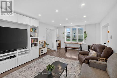155 Lancaster Street W, Kitchener, ON - Indoor Photo Showing Living Room