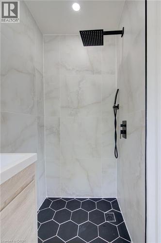 26 Richardson Street, Cambridge, ON - Indoor Photo Showing Bathroom