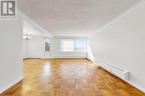 4 - 17 FRASERWOOD AVENUE , Toronto, Ontario M6B 2N3 4