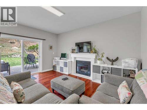 755 Wiseman Place, Naramata, BC - Indoor Photo Showing Living Room With Fireplace