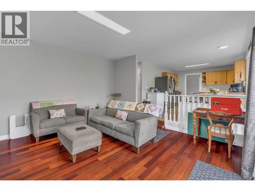 755 Wiseman Place, Naramata, BC - Indoor Photo Showing Living Room