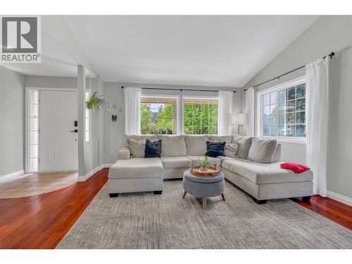 755 Wiseman Place, Naramata, BC - Indoor Photo Showing Living Room