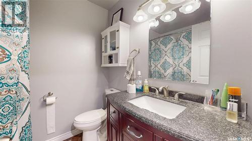 6 Higgins Bay, Regina, SK - Indoor Photo Showing Bathroom