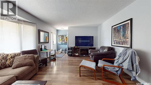 6 Higgins Bay, Regina, SK - Indoor Photo Showing Living Room