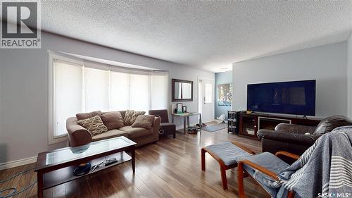 6 Higgins Bay, Regina, SK - Indoor Photo Showing Living Room
