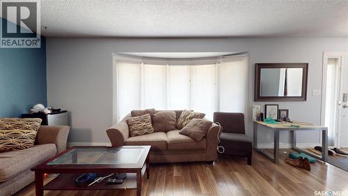 6 Higgins Bay, Regina, SK - Indoor Photo Showing Living Room