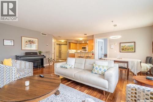 201 3101 Renfrew Crescent E, Regina, SK - Indoor Photo Showing Living Room