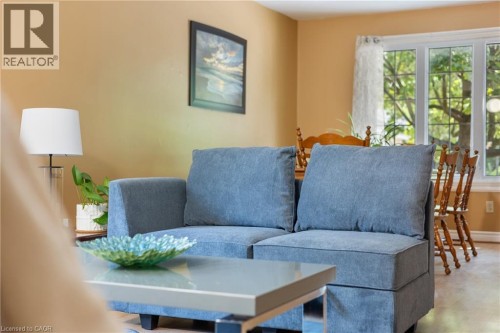 25 Saunby Street, London, ON - Indoor Photo Showing Living Room