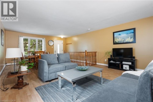25 Saunby Street, London, ON - Indoor Photo Showing Living Room