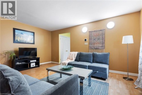 25 Saunby Street, London, ON - Indoor Photo Showing Living Room