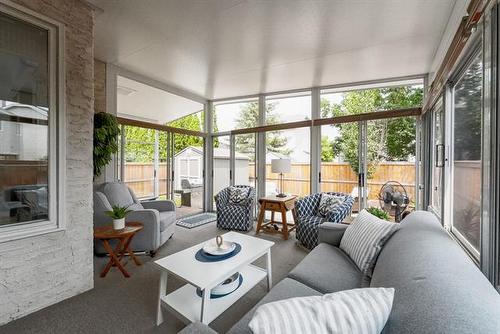 141 Invermere St, Winnipeg, MB - Indoor Photo Showing Living Room